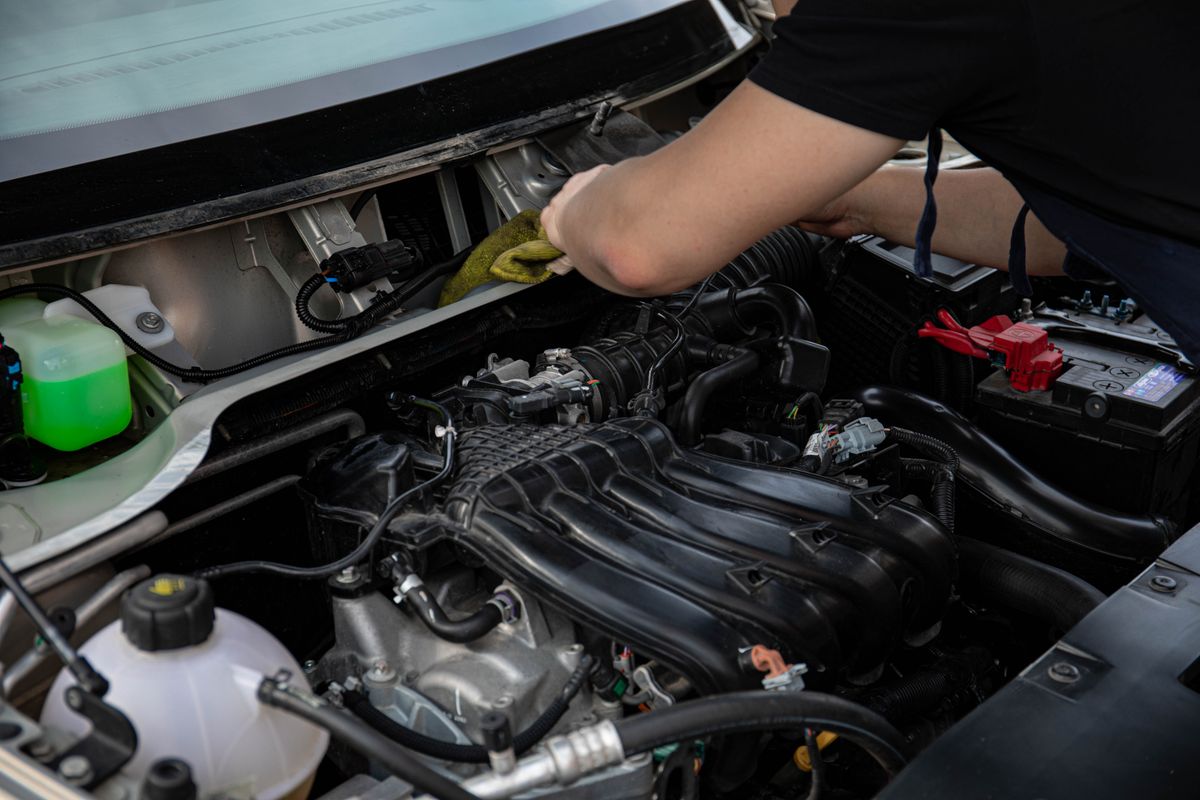 Motorový prostor při servisní prohlídce