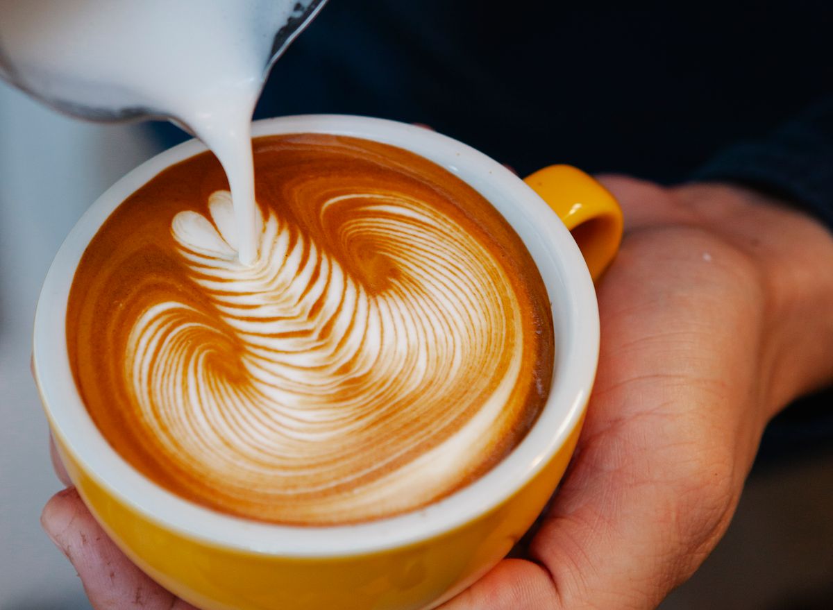 Nalévání mléka do kávy s latte art