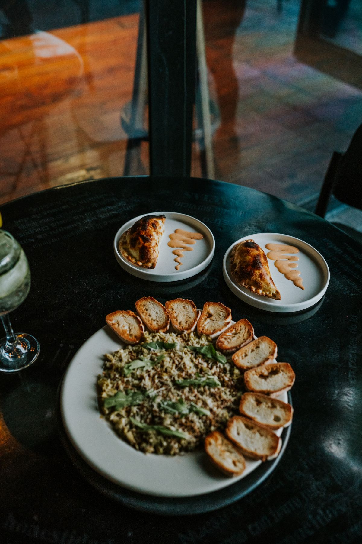Servírovaná jídla na stole v restauraci